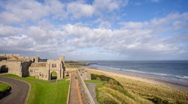 25 Eylül 2023 'te Bamburgh Kalesi, Bamburgh, Northumberland, İngiltere' den siperlerin ve kıyıların görüntüsü