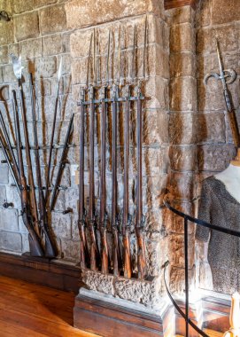 25 Eylül 2023 'te Bamburgh Şatosu, Bamburgh, Northumberland, İngiltere' de 6 adet orta çağ çakmaklı ve süngülü tüfek sergilendi.