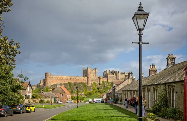 Bamburgh Şatosu 'nun 25 Eylül 2023' te Northumberland, İngiltere 'deki kasaba manzarası