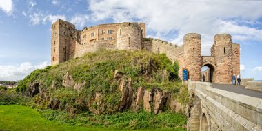 Bamburgh Şatosu manzarası ve Bamburgh, Northumberland, İngiltere 'deki giriş kapısı 25 Eylül 2023