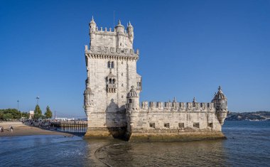 12 Ekim 2023 'te Portekiz, Lizbon' daki Tagus Nehri kıyısında bulunan Belem Kulesi veya Saint Vincent Kulesi.