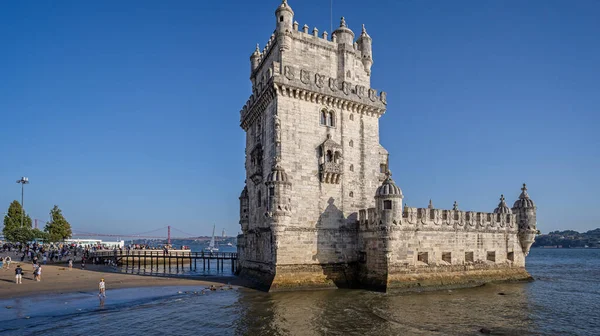 12 Ekim 2023 'te Portekiz, Lizbon' daki Tagus Nehri kıyısında bulunan Belem Kulesi veya Saint Vincent Kulesi.