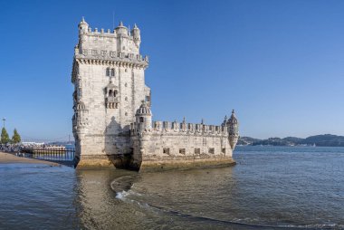 12 Ekim 2023 'te Portekiz, Lizbon' daki Tagus Nehri kıyısında bulunan Belem Kulesi veya Saint Vincent Kulesi.