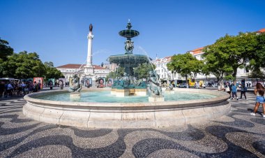 12 Ekim 2023 'te Lizbon Rossio Meydanı' nda deniz kızı heykelleri ve çeşme