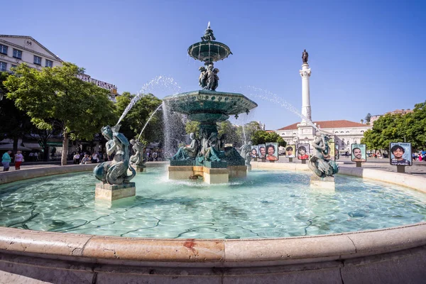 12 Ekim 2023 'te Lizbon Rossio Meydanı' nda deniz kızı heykelleri ve çeşme