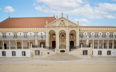 Portekiz Coimbra Üniversitesi 'nin eski bölümünün ana girişi 13 Ekim 2023