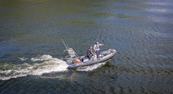 Paret Portugisiska Sjöpoliser Höghastighetståg Rib Vid Floden Duoro Nära Porto Stockbild