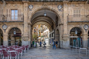16 Ekim 2023 'te İspanya' nın Salamanca kentindeki Plaza belediye başkanından çıkan kemer.