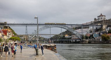 Douro Nehri üzerindeki Luis Köprüsü 'nden geçen metro treni 18 Ekim 2023' te Portekiz 'in Porto kentindeki nehir kenarından görüldü.