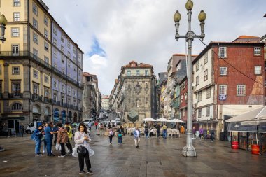 18 Ekim 2023 'te Portekiz, Porto' daki Douro nehri kıyısındaki Ribiera Meydanı.