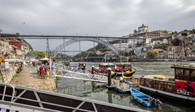Douro Nehri üzerindeki I. Luis Köprüsü 18 Ekim 2023 'te Porto, Portekiz' deki nehir kıyısından görüldü.
