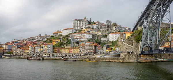 18 Ekim 2023 tarihinde Portekiz 'in Porto kentindeki Douro nehrinin Gaia tarafından kurulan Luis I köprüsü ve Ribiera bölgesinin renkli evleri