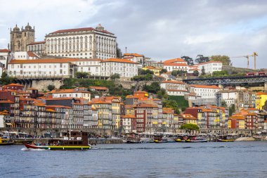 Portekiz 'in Porto şehrindeki Douro Nehri üzerinde 18 Ekim 2023 tarihinde Episcopal Sarayı ve Porto Katedrali yükseliyor.