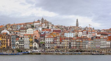 18 Ekim 2023 'te Portekiz' in Porto kentindeki Douro Nehri üzerinde yükselen Klerigos Kilisesi ve Kulesi, Piskoposluk Sarayı ve Porto Katedrali