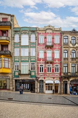 Portekiz 'in Porto kentindeki Bolhao Market' in yanındaki Alexander Braga Yolu üzerindeki renkli evlerin ikonik terası, 19 Ekim 2023