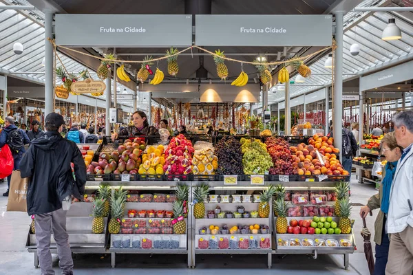 Porto, Portekiz 'deki Bolhao Market' te 19 Ekim 2023 'te renkli meyvelerin sergilenmesi