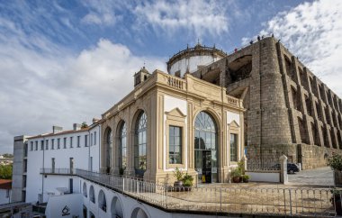 19 Ekim 2023 tarihinde Portekiz 'in Porto kentindeki Douro Nehri' ne bakan Vincii Ponte de Ferro lüks oteli.