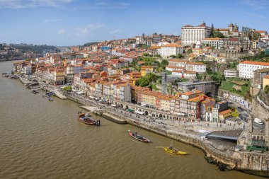 19 Ekim 2023 'te Portekiz' in Porto kentindeki Douro Nehri 'ne bakan Dom Luis Köprüsü' nden görüntü