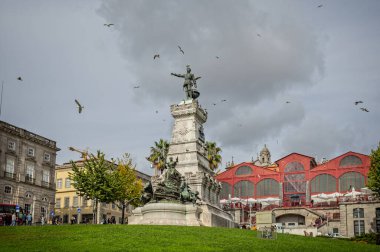 Portekiz 'in Porto kentindeki Ferreira Borges Pazarı önünde 21 Ekim 2023' te martı sürüsü bulunan Prens Henry 'nin heykeli.