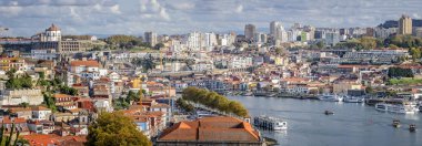 Portekiz 'in Porto kentindeki Douro Nehri boyunca 21 Ekim 2023' te panoramik manzara