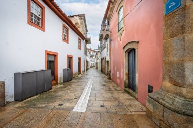 Portekiz 'in Sao Joao de Pesqueira şehrinin tarihi merkezindeki Dar Sokak, 17 Ekim 2023