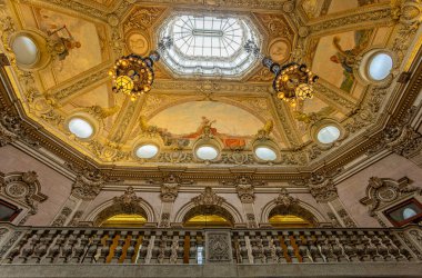 14 Ekim 2023 'te Portekiz' in Porto şehrindeki Bolsa Sarayı 'nın giriş merdivenlerinde süsleme tavan, gökyüzü ışığı ve sönmüş fenerler bulundu.