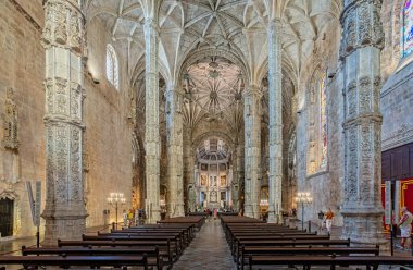 12 Ekim 2023 'te Portekiz, Lizbon' daki Jernimos Manastırı 'ndaki Santa Maria Kilisesi' nde merkez nav ve sunak.