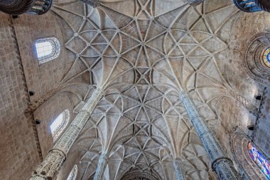 12 Ekim 2023 'te Portekiz, Lizbon' daki Jernimos Manastırı 'ndaki Santa Maria Kilisesi' nde merkez nav ve sunak.