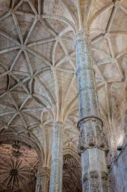 12 Ekim 2023 'te Portekiz, Lizbon' daki Jernimos Manastırı 'ndaki Santa Maria Kilisesi' nde merkez nav ve sunak.