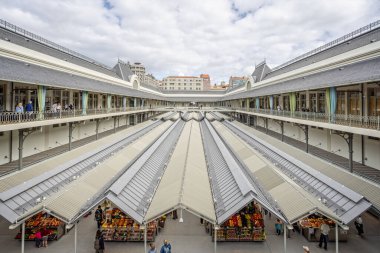 18 Ekim 2023 'te Portekiz' in Porto şehrinin birinci katından Bolhao Pazarı 'na tepeden bakıyor.