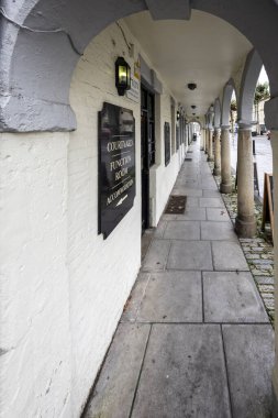 27 Kasım 2023 'te Warminster, Wiltshire, İngiltere' de 14. Yüzyıl Koçluk Oteli 'ne kemerli yürüyüş ve giriş.