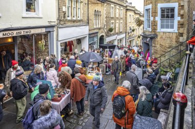 Catherine Hill 'deki alışveriş ve tezgahlar, Frome, Somerset, İngiltere' deki Frome Christmas Pazarı 'nda 3 Aralık 2023' te