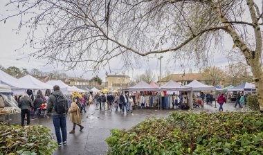 Frome, Somerset, İngiltere 'deki Frome Christmas Pazarı' nda 3 Aralık 2023 'te tezgah ve müşteriler
