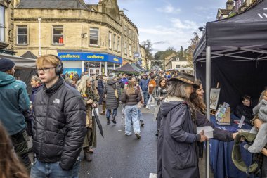 Frome, Somerset, İngiltere 'deki Frome Noel Pazarı' nda 3 Aralık 2023 'te alışveriş ve tezgah kalabalığı