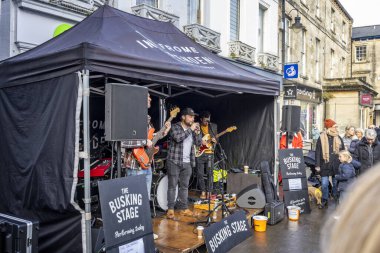 Rock grubu 3 Aralık 2023 'te Frome, Somerset, İngiltere' deki Frome Christmas Market 'te sokak çalgıcılığı sahnesinde müzik çalıyor.