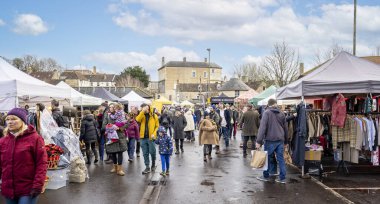 Frome, Somerset, İngiltere 'deki Frome Christmas Pazarı' nda 3 Aralık 2023 'te tezgah ve müşteriler