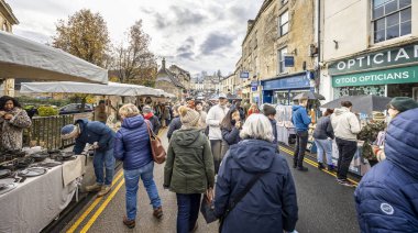 Frome, Somerset, İngiltere 'deki Frome Noel Pazarı' nda 3 Aralık 2023 'te alışveriş ve tezgah kalabalığı