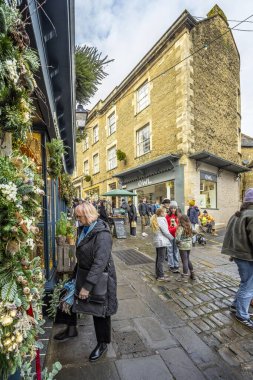 3 Aralık 2023 'te Frome, Somerset, İngiltere' deki Noel Pazarı 'nda Catherine Hill' deki alışveriş ve tezgahlar