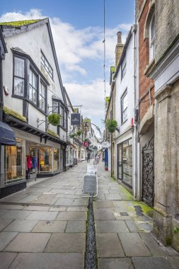 30 Kasım 2023 'te Frome, Somerset, İngiltere' deki tarihi Cheap Street alışveriş alanının ortasından akan akıntı