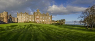 St Brides kalesinin panoramik manzarası 28 Kasım 2012 'de St Brides, Pembrokeshire, Galler' de dramatik bir ışık altında