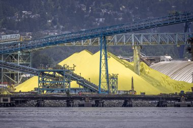 31 Mayıs 2023 'te Kuzey Vancouver, Britanya Kolumbiyası, Kanada' da büyük sarı kükürt yığınları