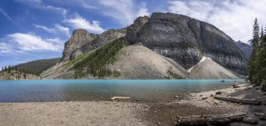 Moraine Gölü, Rocky Dağları, Alberta, Kanada 'daki gök mavisi göl ve dağların panoramik manzarası 5 Haziran 2023