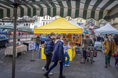 Pazar Yeri, Frome, Somerset, İngiltere 'de 10 Şubat 2024' te, Cumartesi Çiftçi Marketi 'nden fırın ve gıda tezgahları