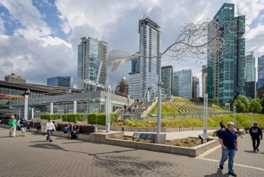 Vancouver Kongre Merkezi 'nin deniz kenarında 31 Mayıs 2023' te Kanada 'da bulunan Wind Wheel Mobile adlı dev kinetik rüzgar fırıldağı.