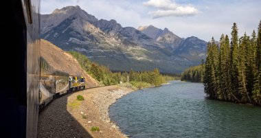 Rocky Dağları lüks treni Fraser Nehri boyunca 4 Haziran 2023 'te Rocky Dağları, British Columbia, Kanada' da dönüyor.