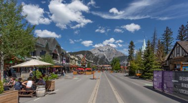 Banff Bulvarı boyunca 4 Haziran 2023 'te Kanada' nın Banff kentindeki Cascade Dağı 'na doğru ilerleyin.
