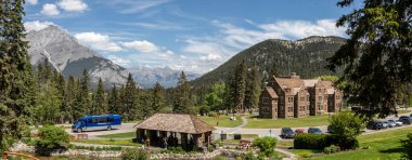 4 Haziran 2023 'te Kanada' nın Banff kentinde Zaman Bahçeleri ve Cascade Dağı 'nın panoramik manzarası