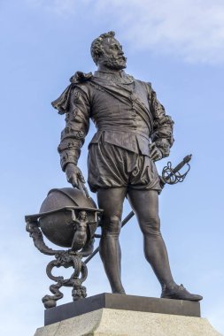 Sir Francis Drake 'in 7 Aralık 2011' de Plymouth Hoe, Plymouth, Devon, İngiltere 'deki bronz heykeli