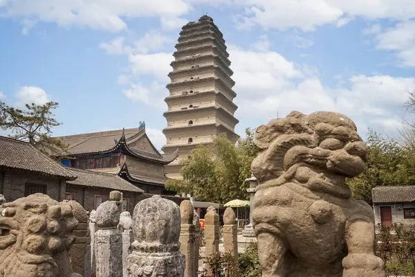 4 Nisan 2011 'de Xian, Çin' de Foo Dog heykeli ile küçük Vahşi Kaz Pagoda
