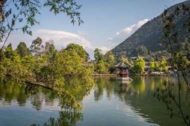 14 Nisan 2011 'de Çin' in Lijiang kentindeki Kara Ejder Havuzu ve tapınakları